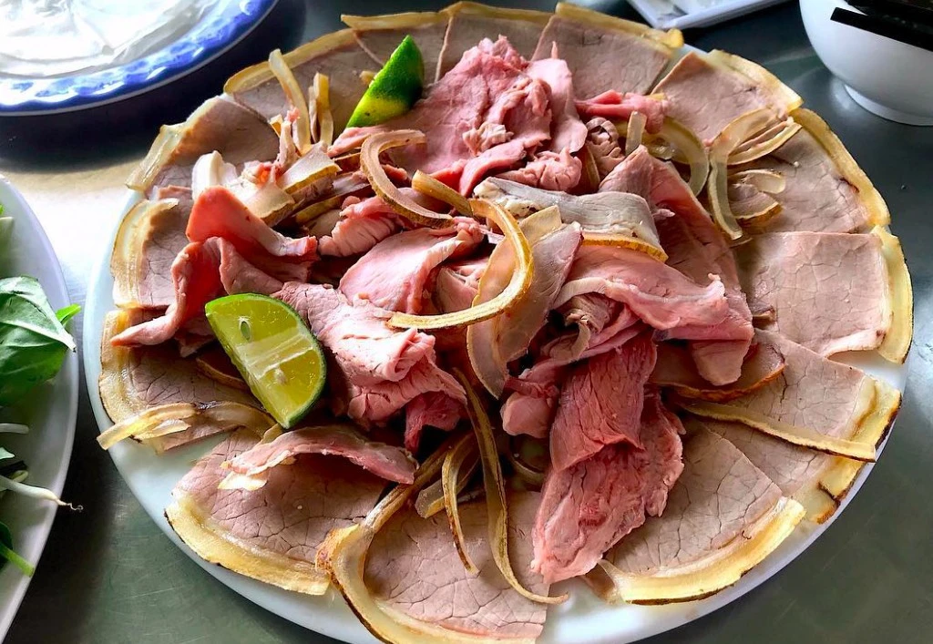 Bê thui Cầu Mống đặc sản trứ danh xứ Quảng khiến du khách say mê