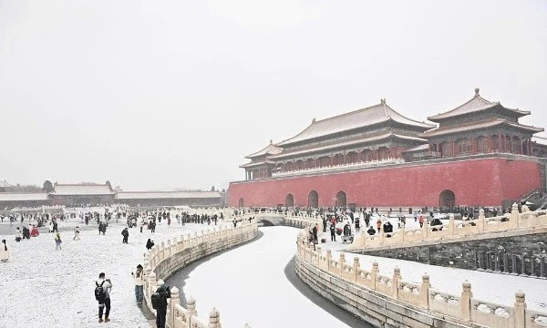 Bắc Kinh phủ trắng tuyết đầu mùa, du khách nô nức check-in di tích cổ