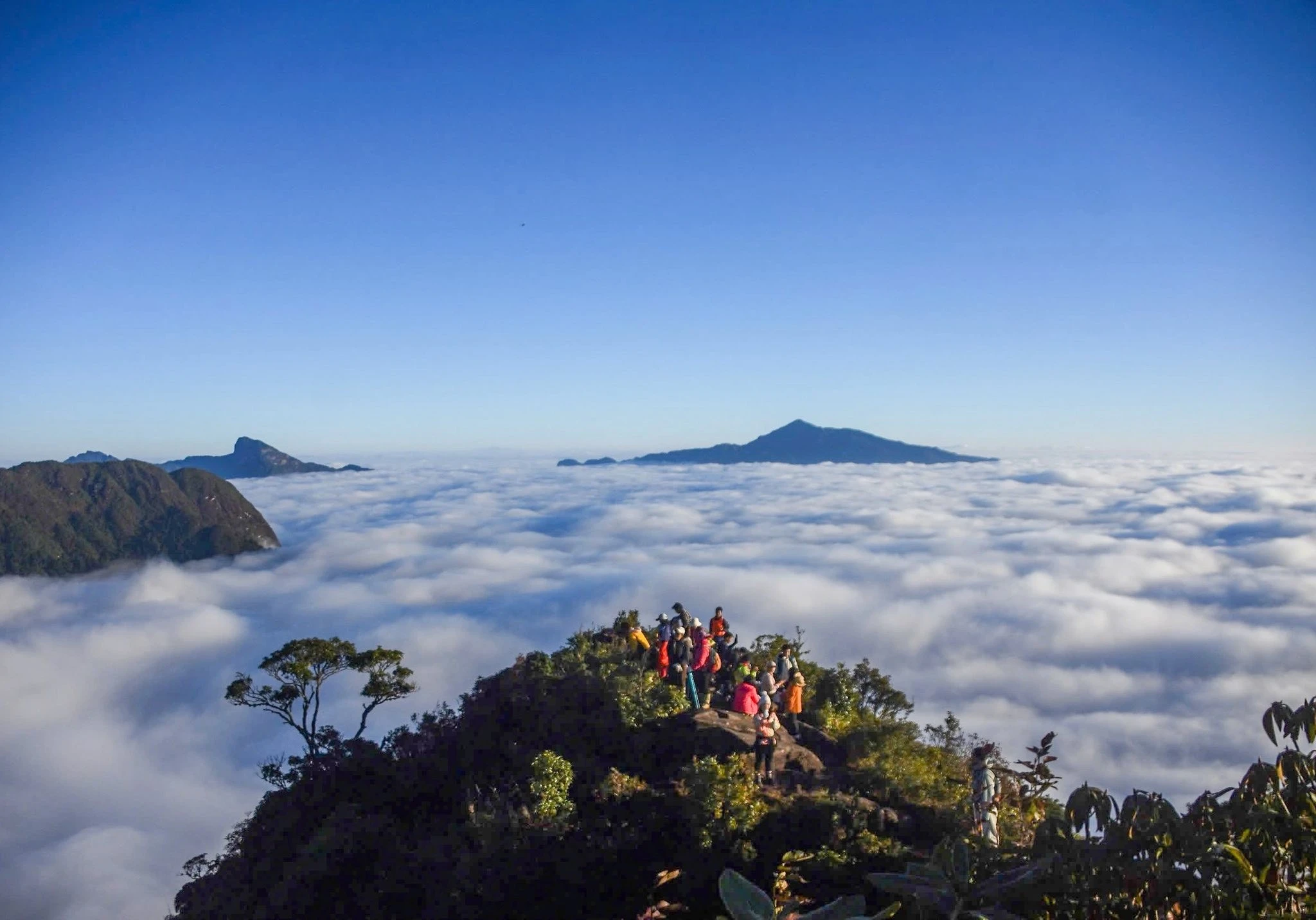 Bạch Mộc Lương Tử hút khách với biển mây và sắc đỏ rừng phong