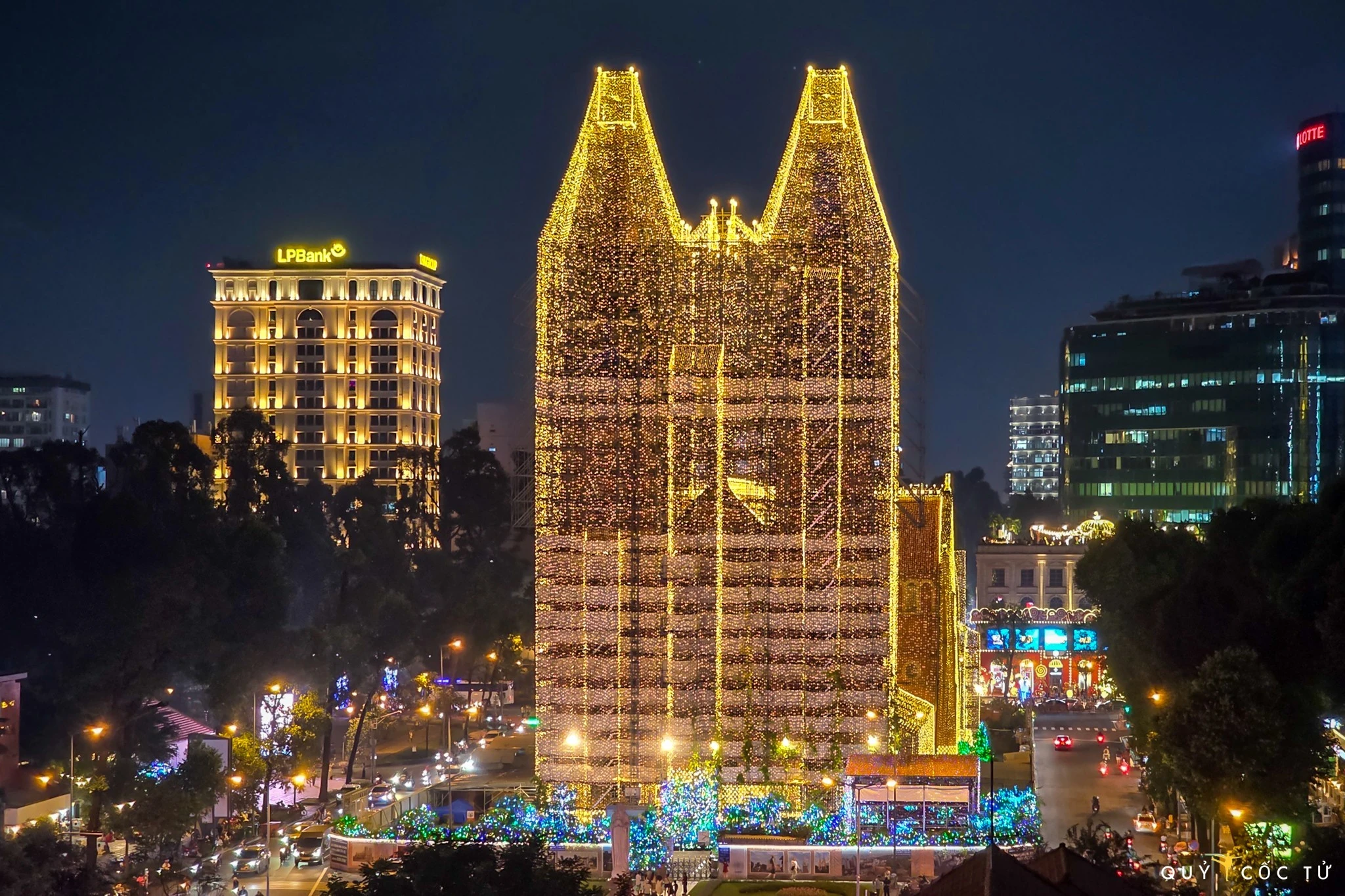 Nhà thờ Đức Bà 'khoác áo ánh sáng' rực rỡ đón Giáng sinh 2025