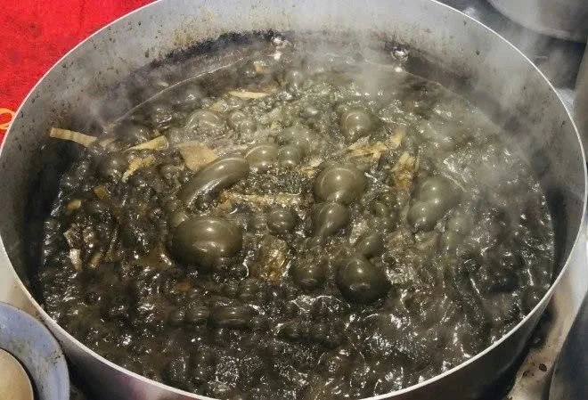 View - Món bún Gia Lai 'nước đen, mùi lạ' khiến thực khách ăn một lần là ghiền | Báo Tri thức và Cuộc sống - TIN TỨC PHỔ BIẾN KIẾN THỨC 24H