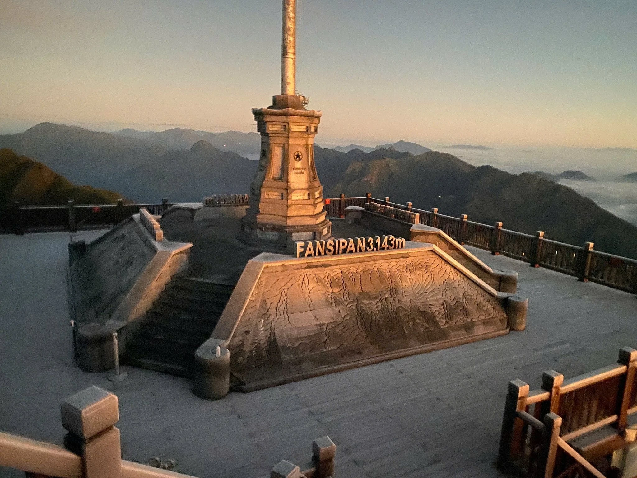 View - Băng giá phủ trắng Fansipan, du khách háo hức săn khoảnh khắc đầu mùa | Báo Tri thức và Cuộc sống - TIN TỨC PHỔ BIẾN KIẾN THỨC 24H