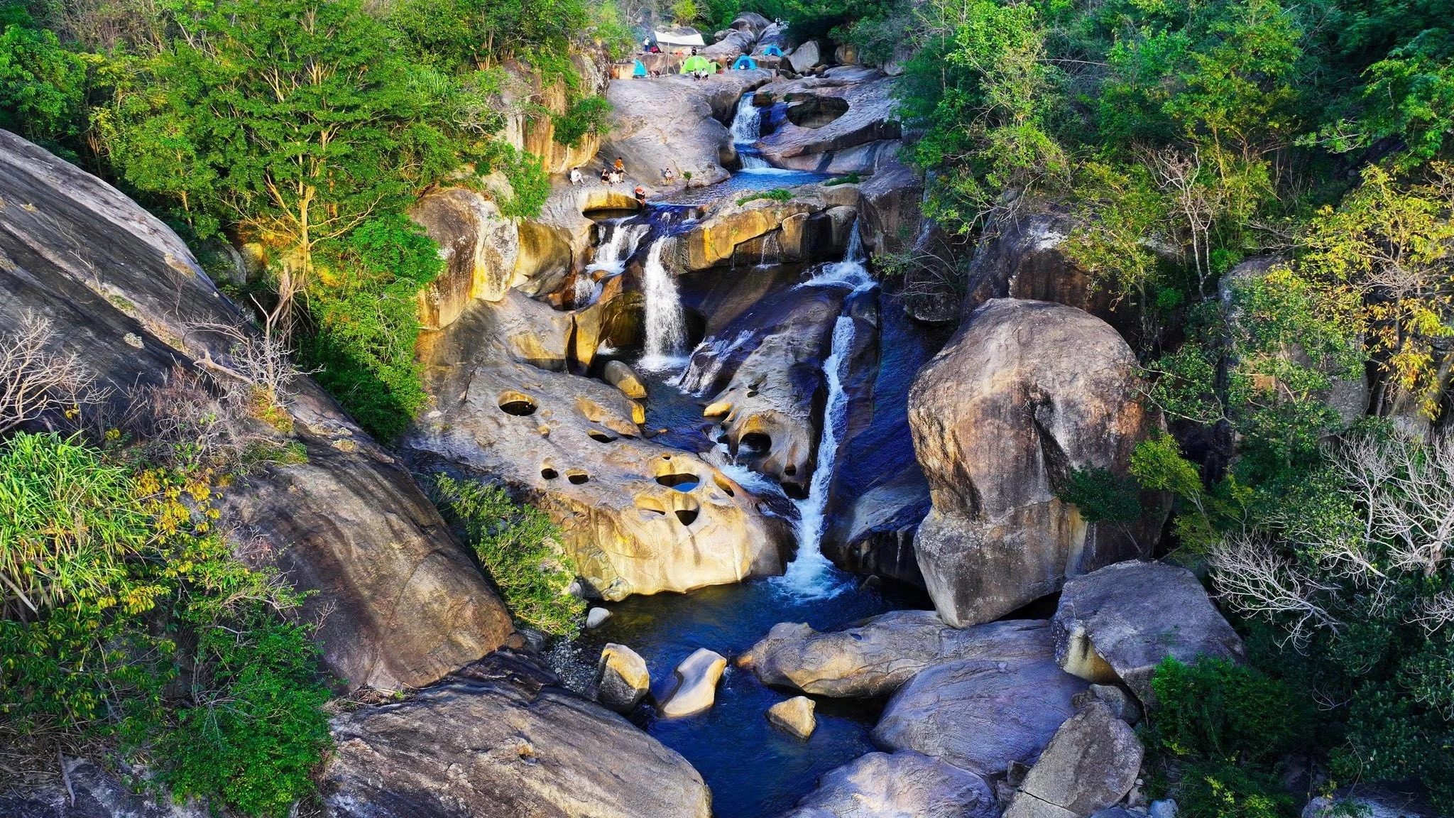 Hồ Vô Cực Khánh Hòa điểm check-in khiến du khách say lòng giữa núi rừng