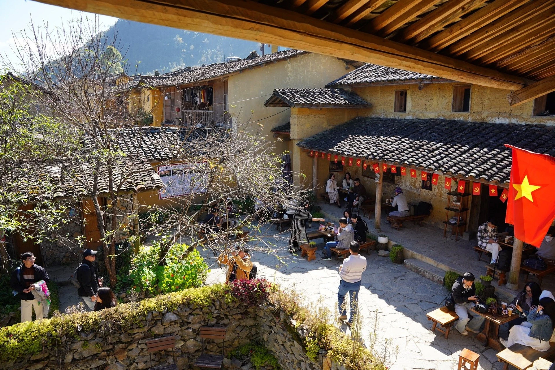 Lô Lô Chải đông như hội, du khách xếp hàng 'săn' góc sống ảo