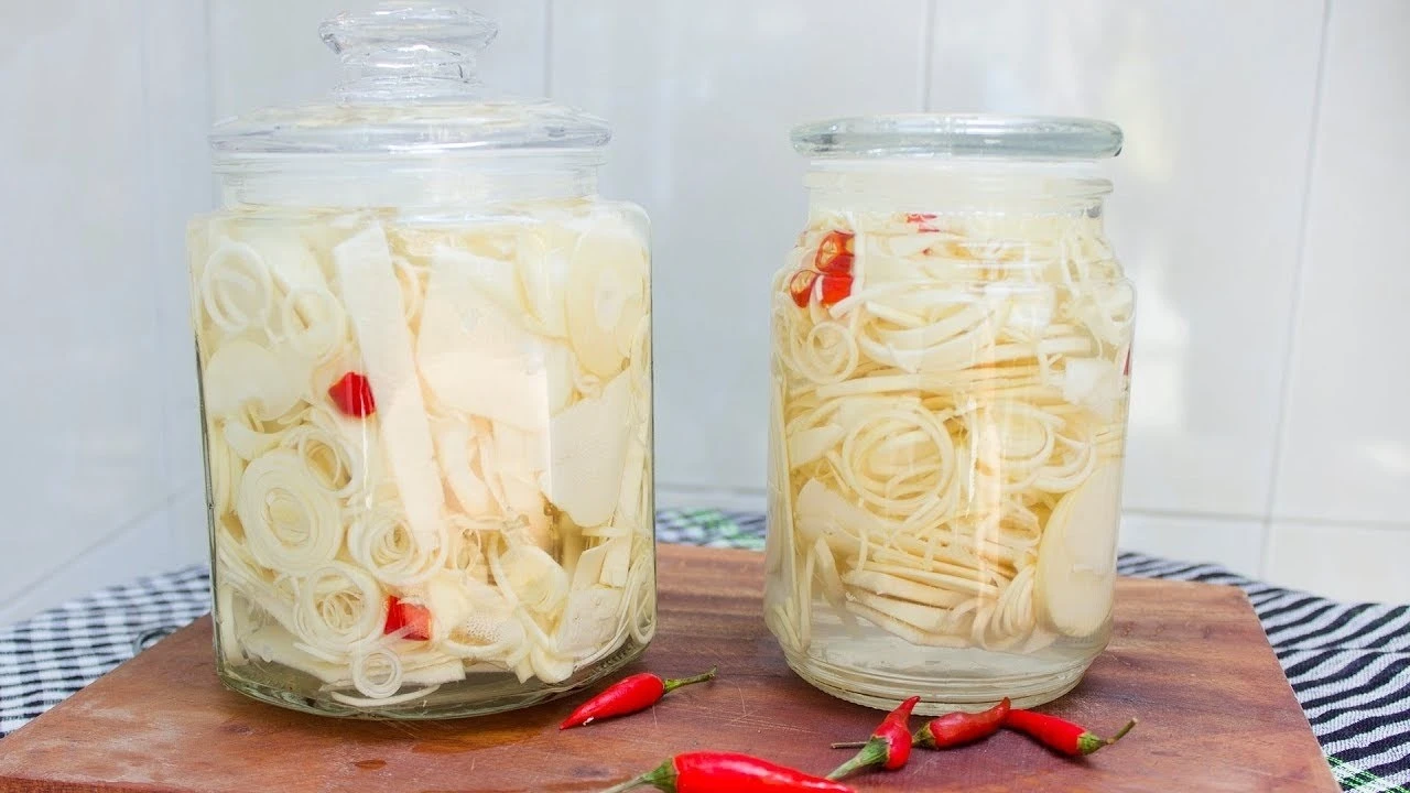 Tự tay làm măng chua tỏi ớt giòn sần sật, chống ngán cho cả gia đình