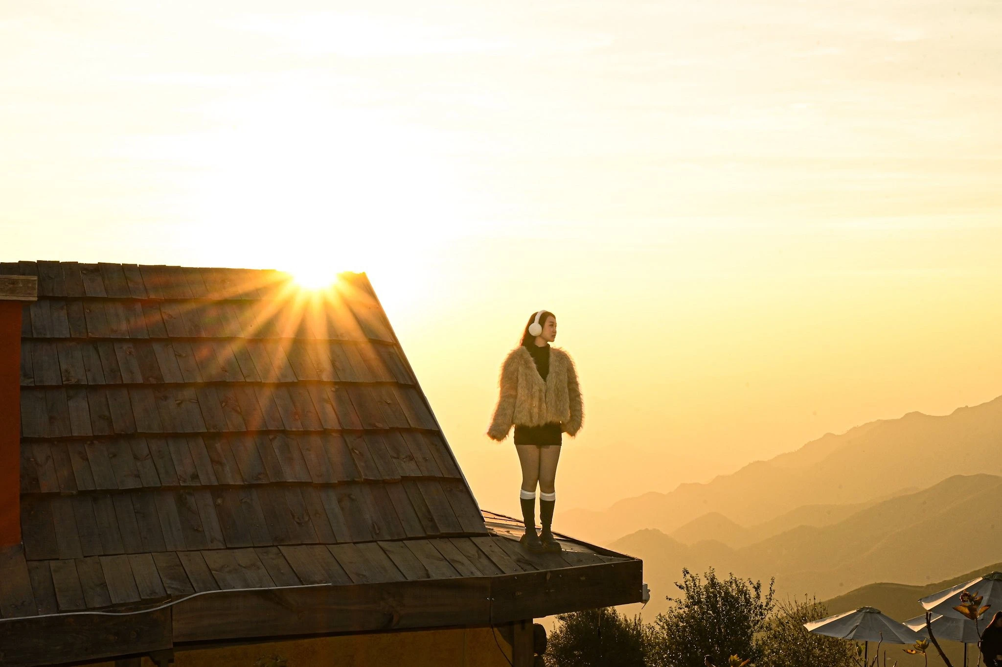 Ngắm hoàng hôn ở bản Khe Cải 'ban công' săn mây đẹp bậc nhất Tà Xùa