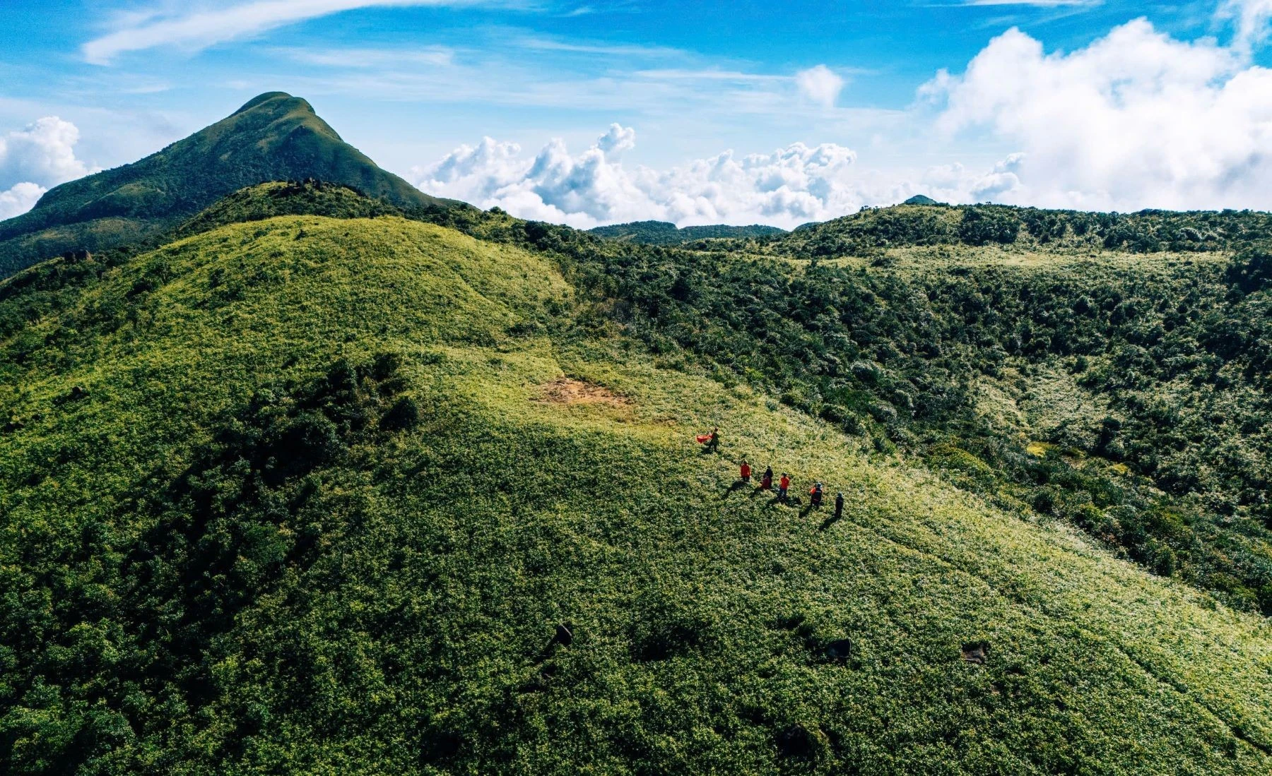 Trekking Pa Thiên Voi Mẹp chinh phục 'nóc nhà xanh' của Quảng Trị 
