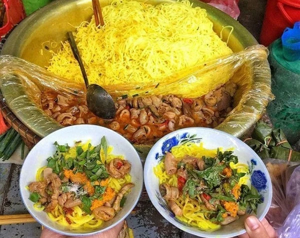 Món bún sắc vàng nghệ, hương vị bình dân níu chân du khách ở Huế