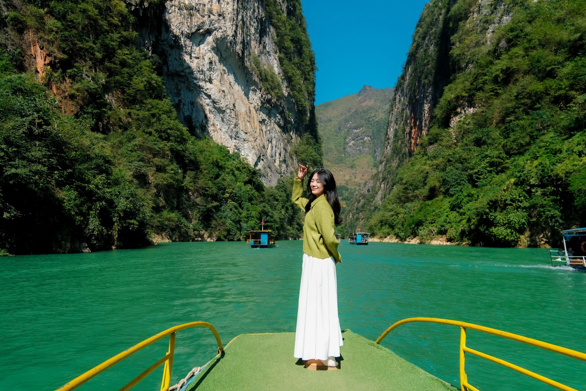 Du ngoạn sông Nho Quế kỳ quan xanh giữa cao nguyên đá