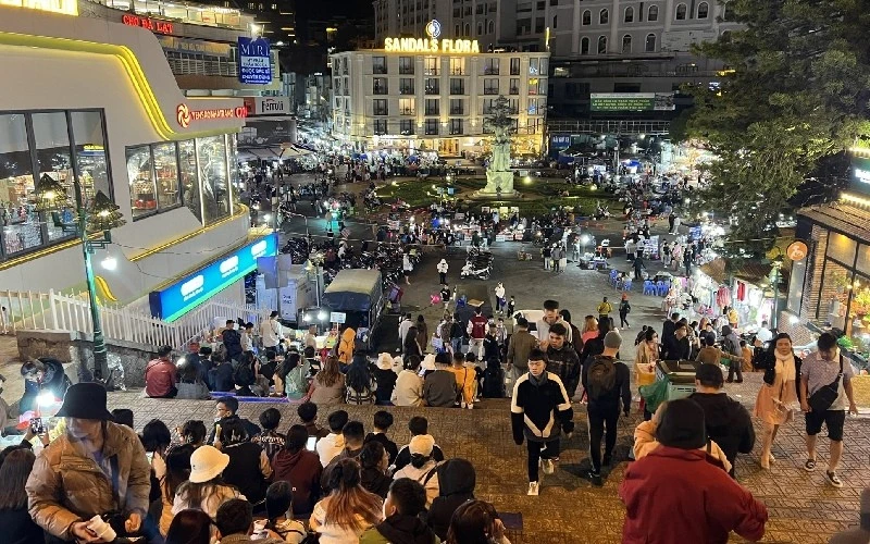 Food tour chợ đêm Đà Lạt khám phá loạt món ngon khiến thực khách mê mẩn