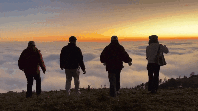 Ngắm hoàng hôn trên biển mây Tà Xùa