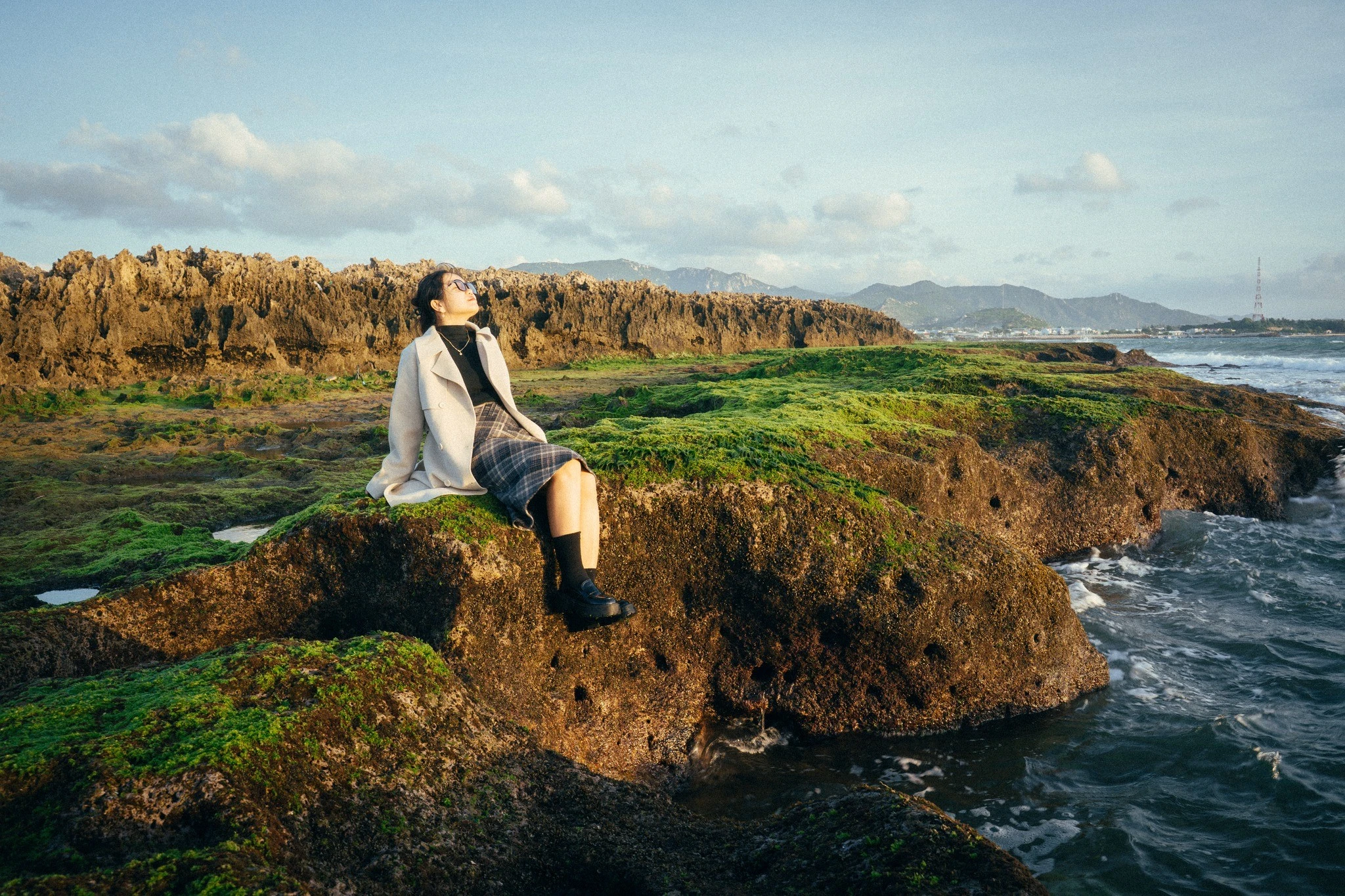 Bãi rêu xanh mướt ở Hòn Đỏ, bức tranh thủy mặc giữa biển Khánh Hòa