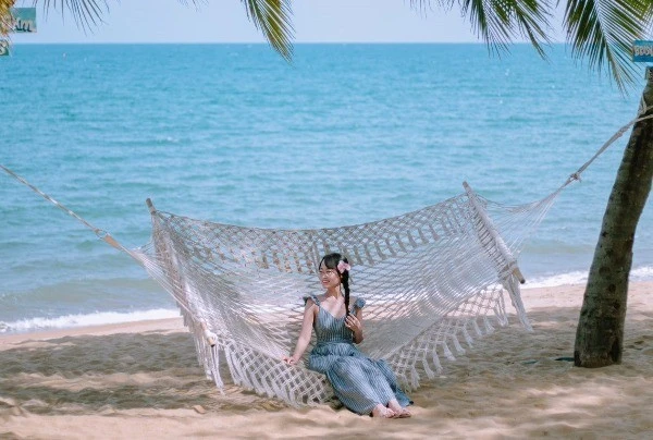 Biển Đà Nẵng dịu dàng trong tiết trời giao mùa, hút du khách tìm bình yên