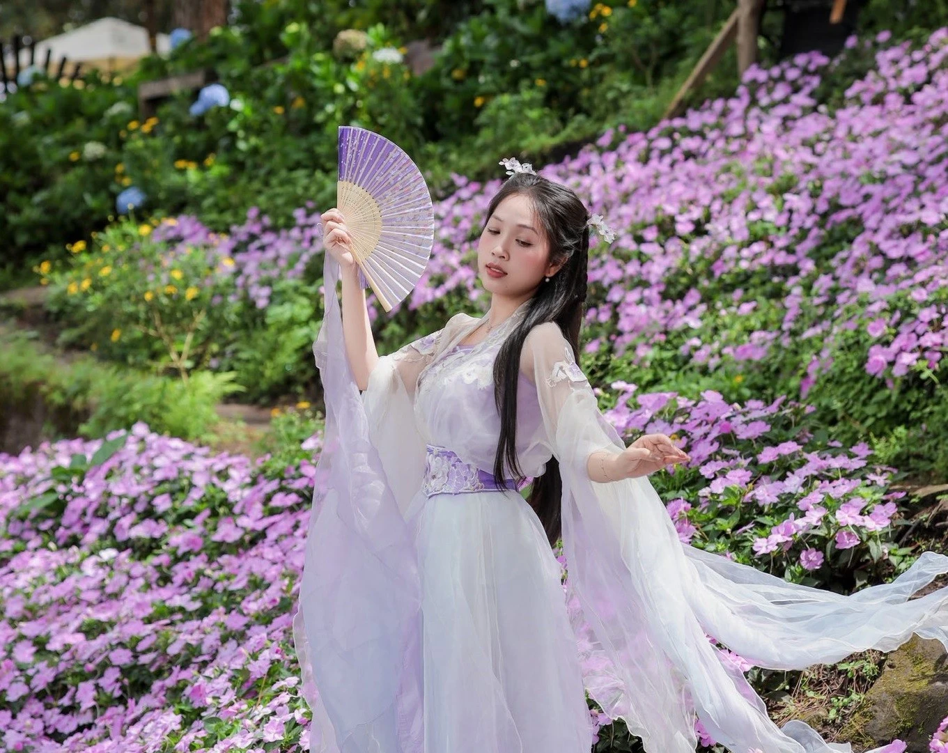 Cô chủ hóa mỹ nhân kiếm hiệp, quán cà phê Đà Lạt thành điểm check-in gây sốt