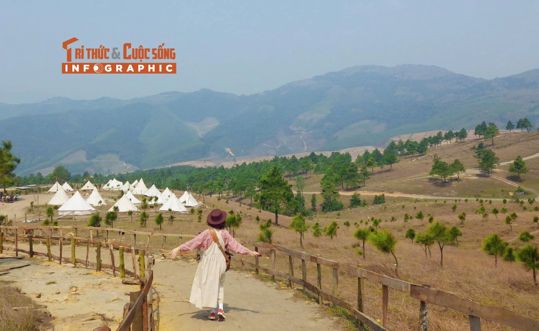 [INFOGRAPHIC] Đỉnh Phượng Hoàng mùa cỏ cháy vàng rực