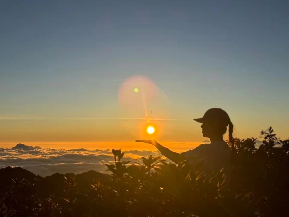 Ngắm hoàng hôn trên đỉnh Tà Chì Nhù khoảnh khắc mê hoặc giữa đại ngàn Tây Bắc