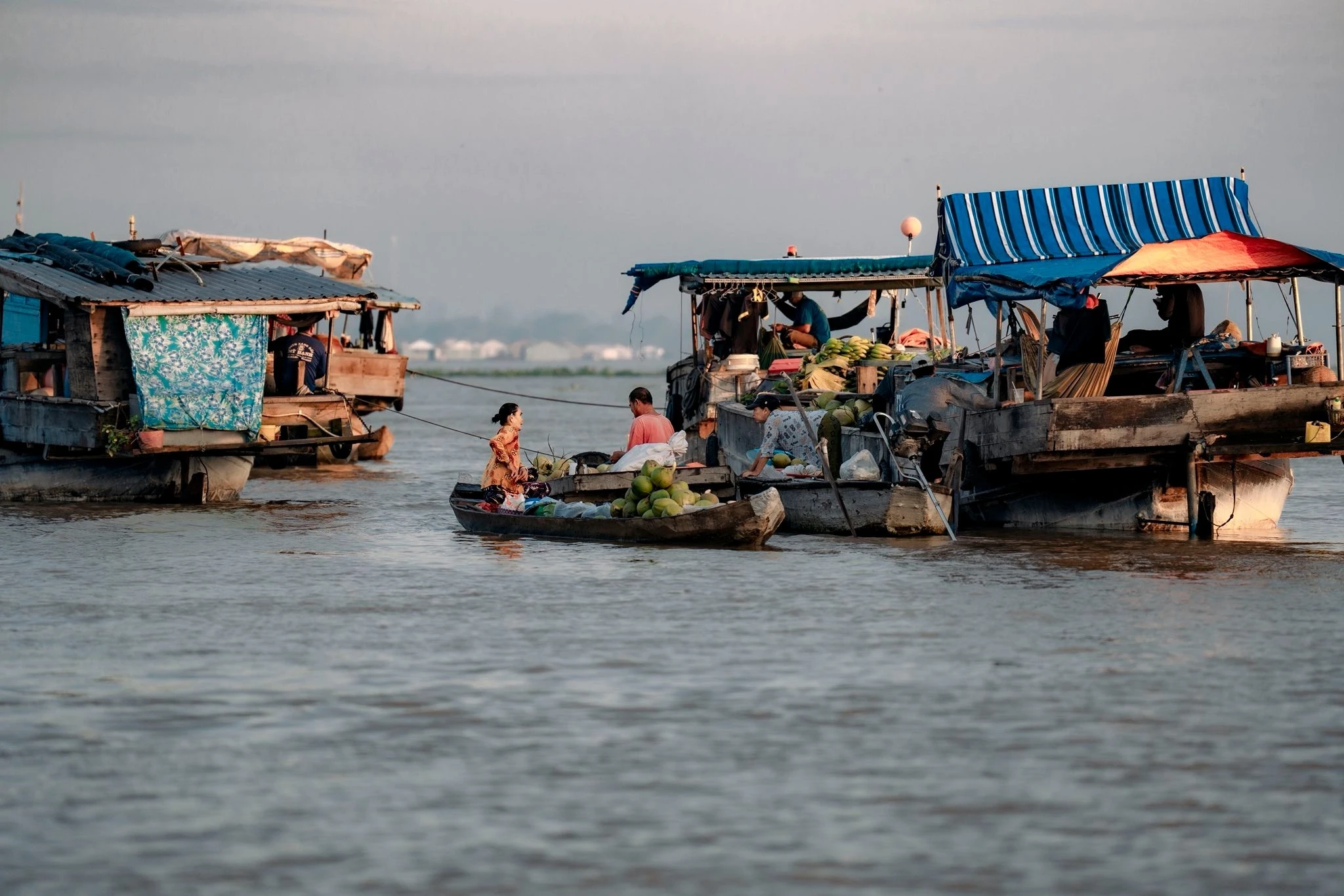 Về An Giang, theo ghe xuồng dạo chợ nổi Long Xuyên