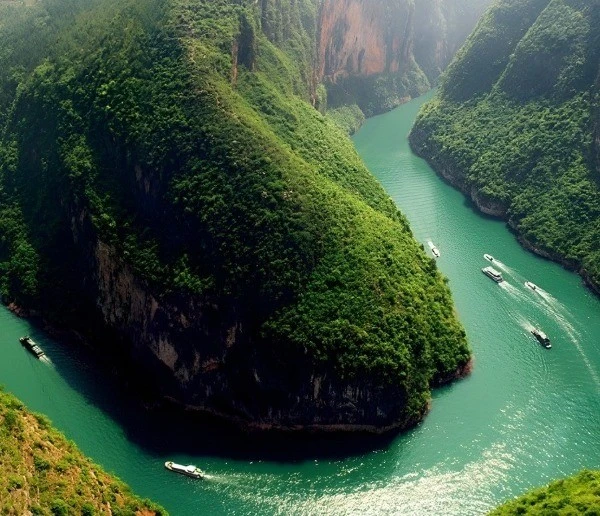 Mê mẩn cảnh sắc 'dải lụa xanh' dưới chân hẻm Tu Sản