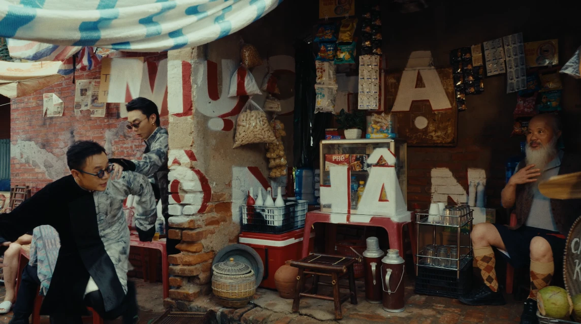 Cùng Soobin Hoàng Sơn khám phá loạt điểm đến trong MV 'Mục hạ vô nhân'