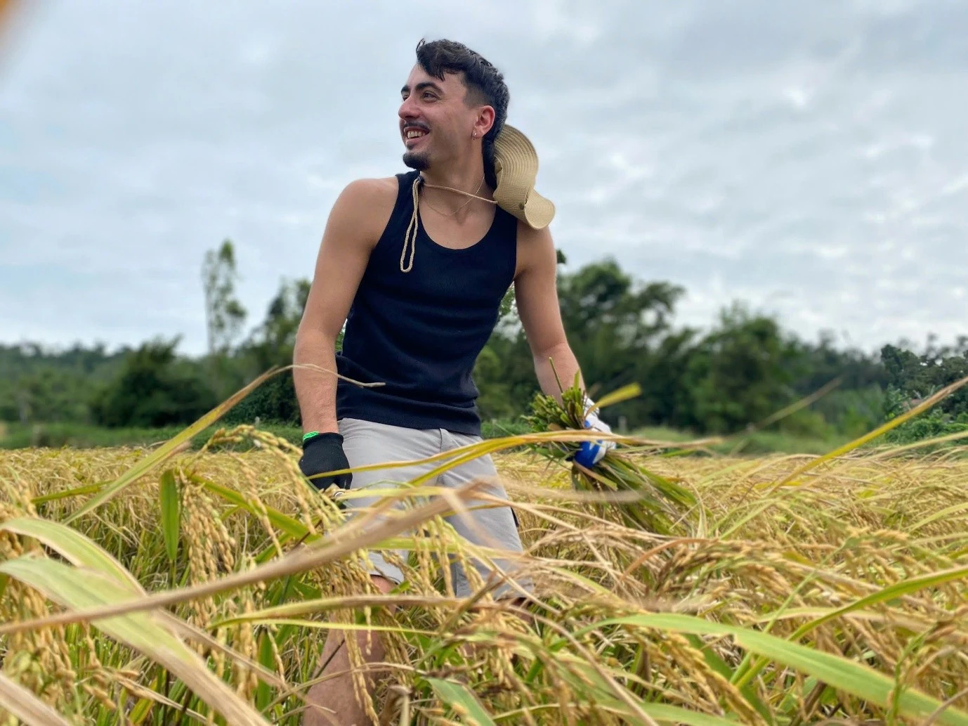 Du khách Tây gánh lúa, cào ngao và tận hưởng đời sống bình dị trên đảo Cô Tô