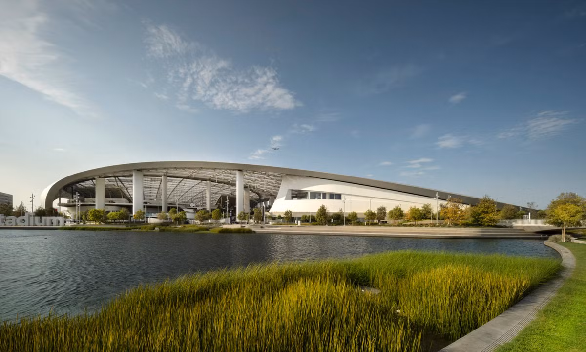 Tọa lạc tại thành phố Inglewood, bang California, sân vận động SoFi là tâm điểm của quần thể đô thị - giải trí Hollywood Park. Với vị trí đắc địa khi chỉ cách trung tâm Los Angeles và sân bay quốc tế LAX từ 10-15 phút di chuyển, công trình này đã nhanh chóng trở thành nơi tổ chức của các sự kiện thể thao và giải trí tầm cỡ quốc gia kể từ khi chính thức khánh thành vào năm 2020. (Ảnh: HKS)