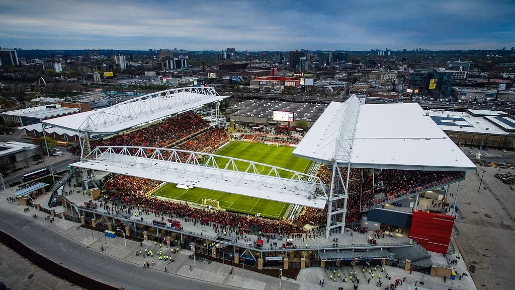 Nằm kiêu hãnh tại trung tâm Exhibition Place bên bờ hồ Ontario, BMO Field sở hữu vị trí đắc địa cùng mạng lưới giao thông kết nối hoàn hảo ngay lòng thành phố Toronto. Trong kỳ World Cup 2026, với tên gọi chính thức là Sân vận động Toronto (Toronto Stadium), nơi đây sẽ trở thành tâm điểm lịch sử khi vinh dự đăng cai trận đấu mở màn của đội tuyển quốc gia Canada. (Ảnh: Gensler)