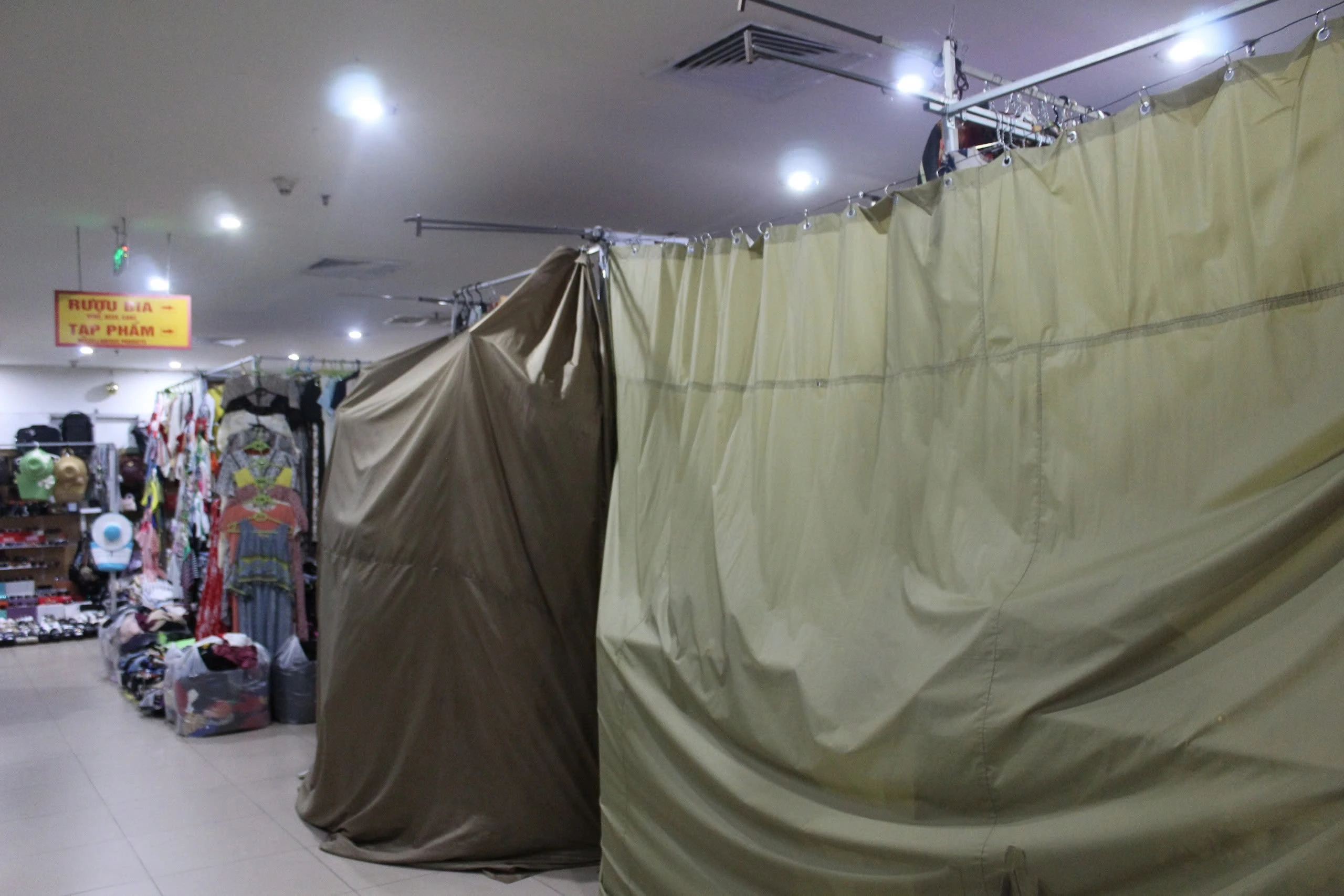 Chợ Đồng Xuân, Hàng Da, nhiều cửa hàng bỗng dưng đóng cửa