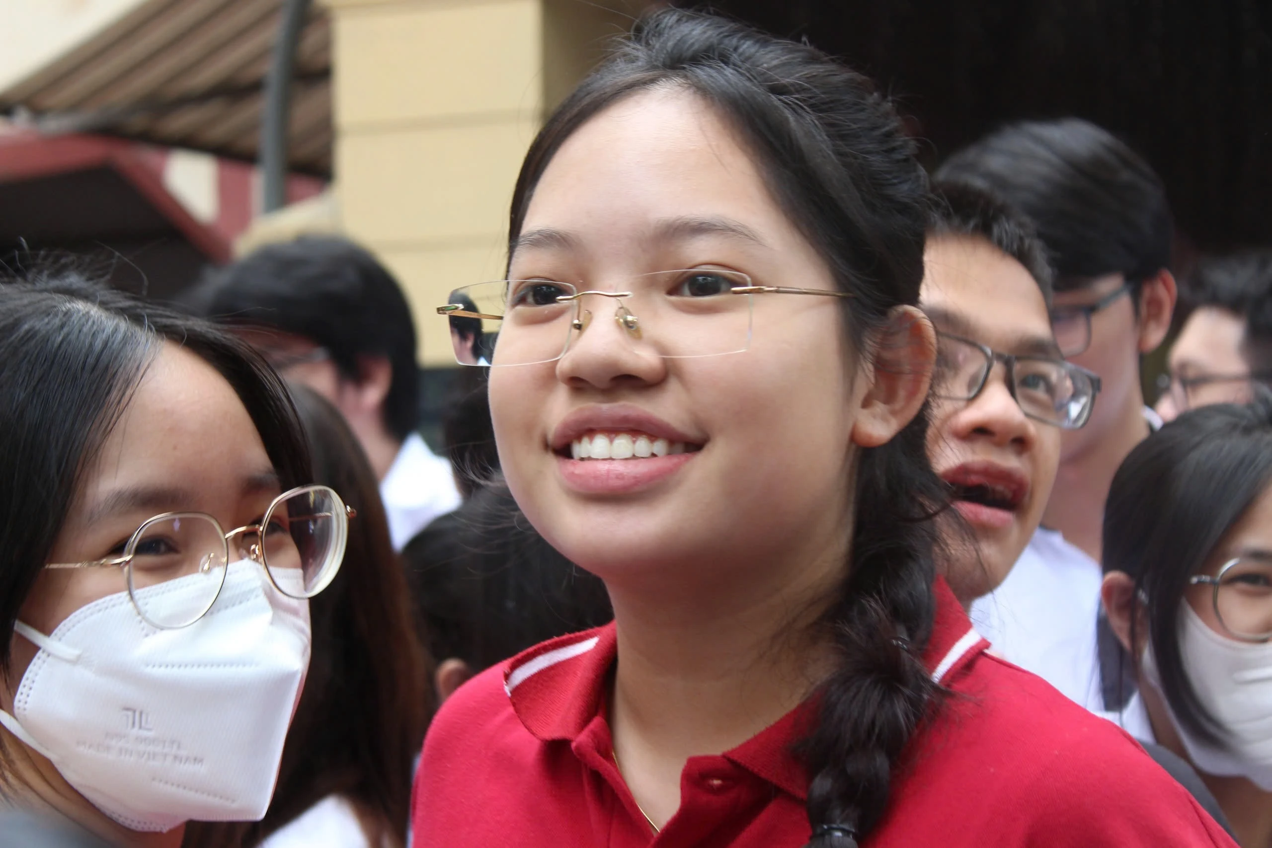 Thí sinh vui vẻ vì đề thi Văn tốt nghiệp THPT 2025 'dễ thở'