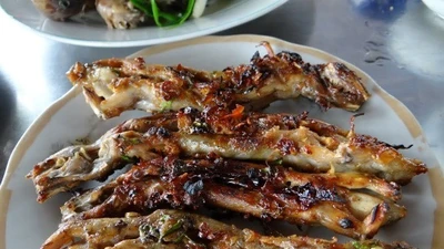 Thử thách lòng gan dạ với đặc sản "rắn 4 chân" miền Tây