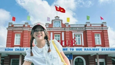 Nhiều du khách chọn đi tàu một chiều, sau đó ở lại khám phá thành phố và quay về bằng phương tiện khác. Tuy nhiên, cũng có không ít người chọn hình thức du lịch “tàu trong ngày” – sáng đi từ Huế vào Đà Nẵng, chiều quay lại, vừa đủ thời gian để thưởng thức một bữa trưa bên sông Hàn, dạo quanh chợ Hàn hay check-in cầu Rồng, sau đó thong thả trở về cố đô khi hoàng hôn buông nhẹ trên đèo. Ảnh hinsama19th