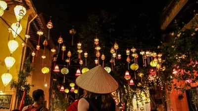 Ánh đèn phản chiếu xuống mặt nước, tạo nên khung cảnh lung linh, huyền ảo tựa bức tranh sống động giữa lòng phố cổ.