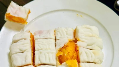 Bánh dẻo 'làm mát' rồi ấn dẹt, cách ăn lạ gây sốt mùa Trung thu