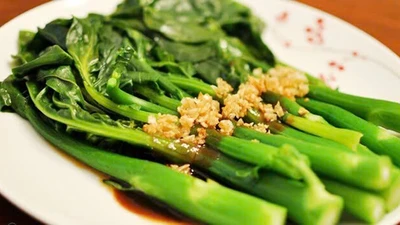 Rau cải bó xôi xốt thịt cua. Ảnh minh họa