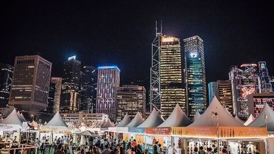 Giữa trung tâm Hồng Kông náo nhiệt, khu Central Harbourfront trở thành tâm điểm thu hút du khách khi Lễ hội Rượu vang & Ẩm thực Hồng Kông diễn ra từ ngày 23 đến 26/10/2025. Đây là một trong những sự kiện ẩm thực lớn nhất châu Á, nơi hàng trăm thương hiệu rượu vang, đầu bếp sao Michelin và các gian hàng đến từ khắp thế giới cùng hội tụ.