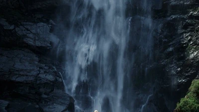 Háng Tề Chơ thác nước hoang sơ níu chân du khách ưa khám phá