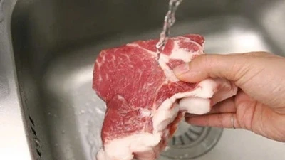 Vì sao không nên rửa thịt trước khi nấu, lý do khiến nhiều người bất ngờ