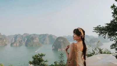 Đảo nghiêng độc đáo ở Hạ Long hút khách tắm biển, leo núi