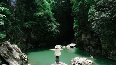 Suối Bản Án hút du khách bởi vẻ đẹp nguyên sơ hiếm có