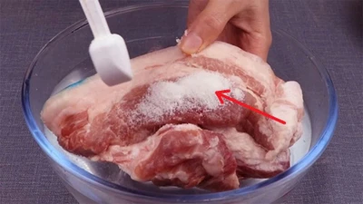 Đừng vội ngâm nước, thử ngay cách rã đông thịt bằng đường cực hiệu quả