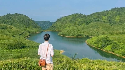 Hè về, hồ Sam Tạng trốn nóng "nạp năng lượng"