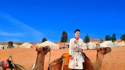 Nhưng đáng chú ý nhất là hành trình văn hóa mà anh đang thực hiện: chụp bộ ảnh “100 áo dài tại 100 danh thắng nổi tiếng của 100 quốc gia”.
