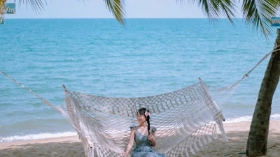 Biển Đà Nẵng dịu dàng trong tiết trời giao mùa, hút du khách tìm bình yên