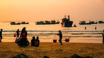 Bình minh rộn ràng trên chợ cá Long Thủy, Phú Yên