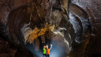 Trekking khám phá hang Chà Lòi "viên ngọc thạch nhũ" giữa núi rừng Quảng Trị