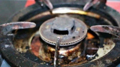 Bí kíp đánh bay rỉ sét bếp gas bằng nước cơm, đơn giản, tiết kiệm