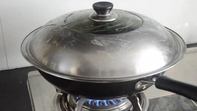 Nắp nồi bẩn hóa sạch bóng nhờ chiêu úp ngược đơn giản 