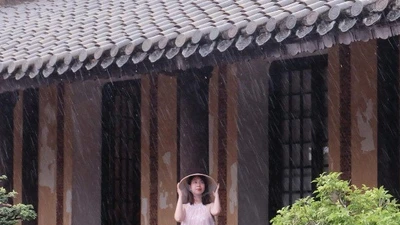 Miền Trung mưa bão, du khách vẫn khám phá theo cách riêng