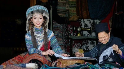 Đi Sa Pa đừng chỉ săn mây, hãy thử một lần ngồi dệt vải cùng người H’Mông