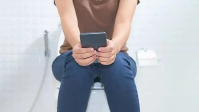 Thói quen "cắm rễ" trong toilet gây hại sức khỏe 