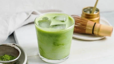 Giới trẻ mê matcha, uống sai cách có thể hại sức khỏe